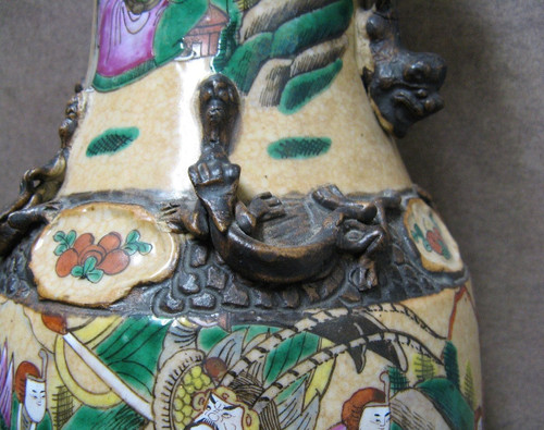 Vase Chinois En Céramique Craquelée De Nankin 19e. Famille Rose. 