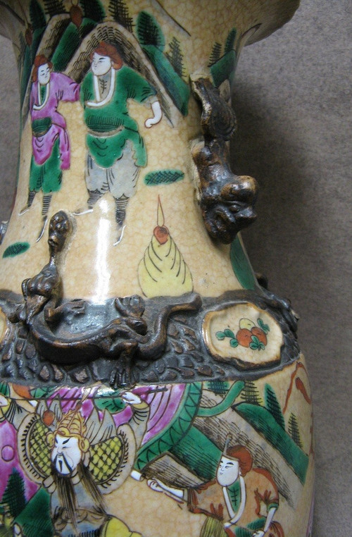Vase Chinois En Céramique Craquelée De Nankin 19e. Famille Rose. 