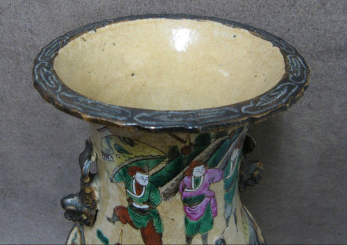 Vase Chinois En Céramique Craquelée De Nankin 19e. Famille Rose. 