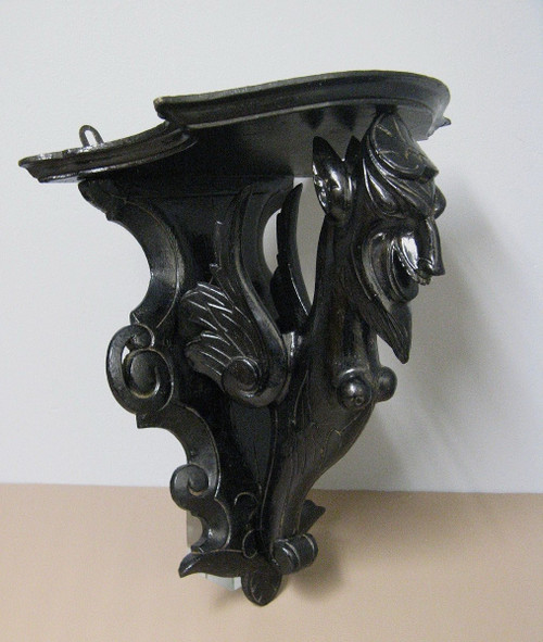 Console D’applique En Bois Sculpté à Tête De Diable. 