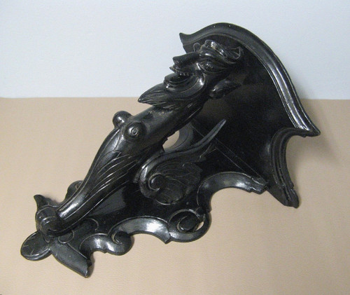 Console D’applique En Bois Sculpté à Tête De Diable. 