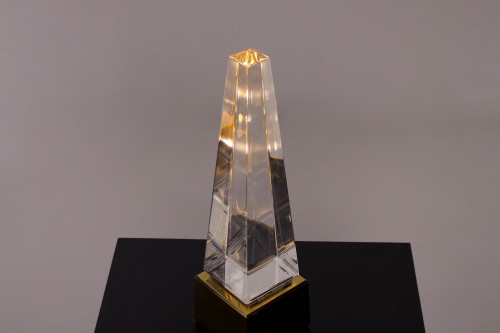Lampe “Obélisque” en lucite.