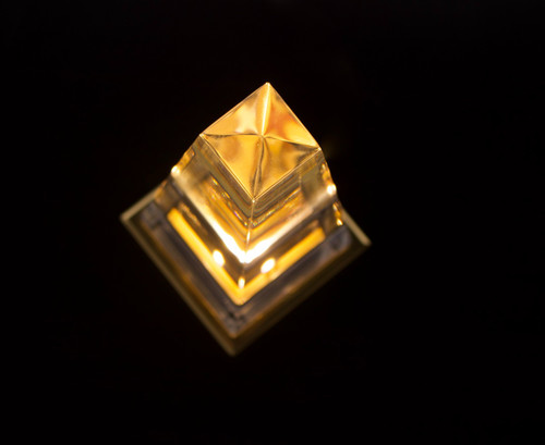 Lampe “Obélisque” en lucite.