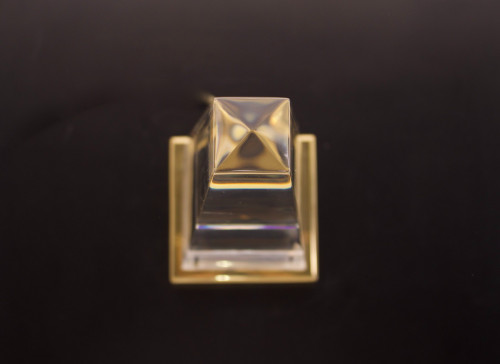 Lampe “Obélisque” en lucite.