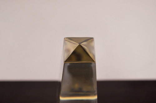Lampe “Obélisque” en lucite.