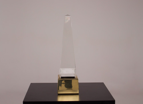 Lampe “Obélisque” en lucite.