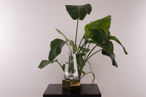 Lampe “Obélisque” en lucite.