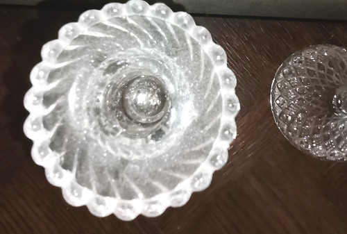 Ein Paar Kerzenhalter aus Glas, signiert von vallerysthal