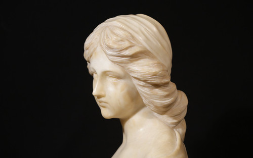 Busto di donna Scultura su marmo