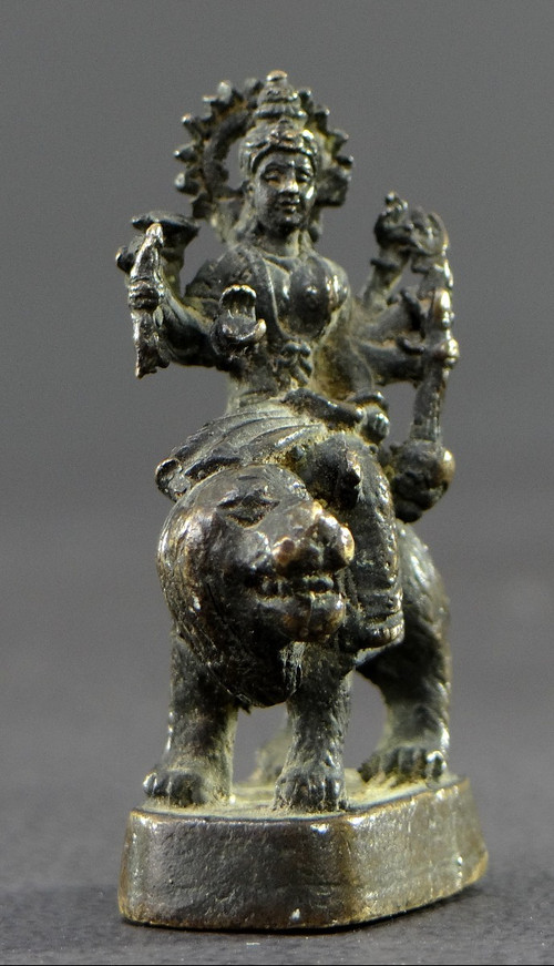 Inde, XIXe Siècle, Rare Statue Miniature De La Déesse Hindoue Durga, En Tenue d'Apparat.