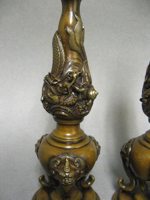 Coppia di vanghe a candela con drago. Bronzo Meiji del XIX secolo.