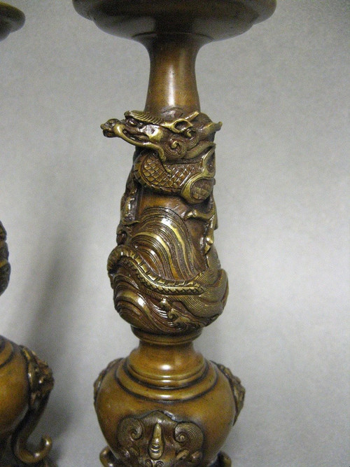 Coppia di vanghe a candela con drago. Bronzo Meiji del XIX secolo.