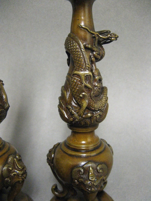 Coppia di vanghe a candela con drago. Bronzo Meiji del XIX secolo.