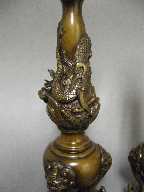 Coppia di vanghe a candela con drago. Bronzo Meiji del XIX secolo.