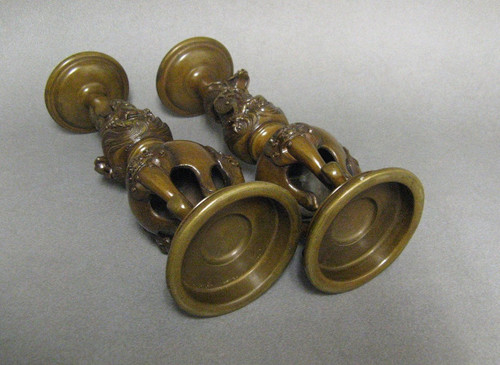 Coppia di vanghe a candela con drago. Bronzo Meiji del XIX secolo.