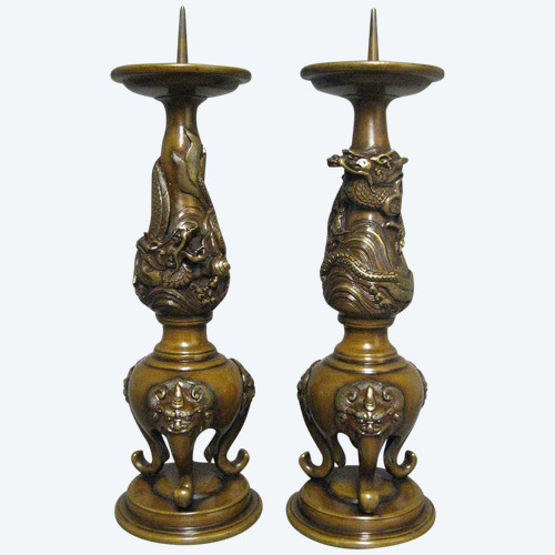 Coppia di vanghe a candela con drago. Bronzo Meiji del XIX secolo.