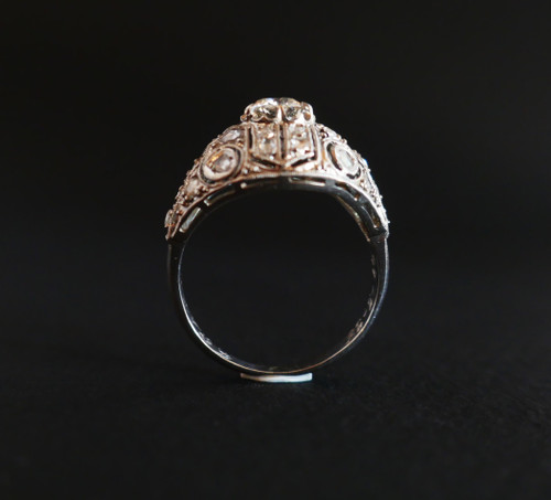 Anello Art Déco in platino e diamanti a cupola.