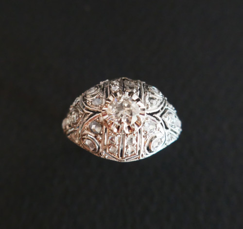 Anello Art Déco in platino e diamanti a cupola.