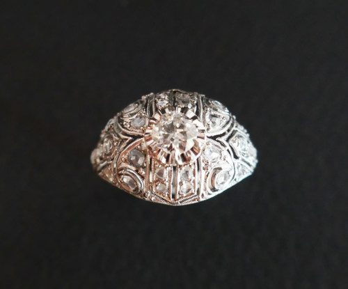 Anello Art Déco in platino e diamanti a cupola.