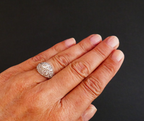 Anello Art Déco in platino e diamanti a cupola.