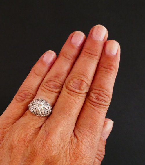 Anello Art Déco in platino e diamanti a cupola.