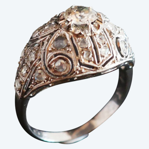 Anello Art Déco in platino e diamanti a cupola.