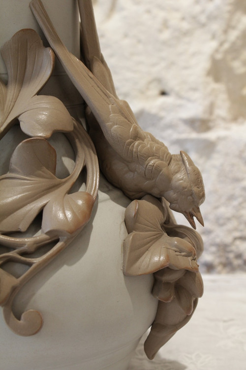 Vaso in gres con rondini e maschere, ceramica di Sarreguemines, fine XIX secolo