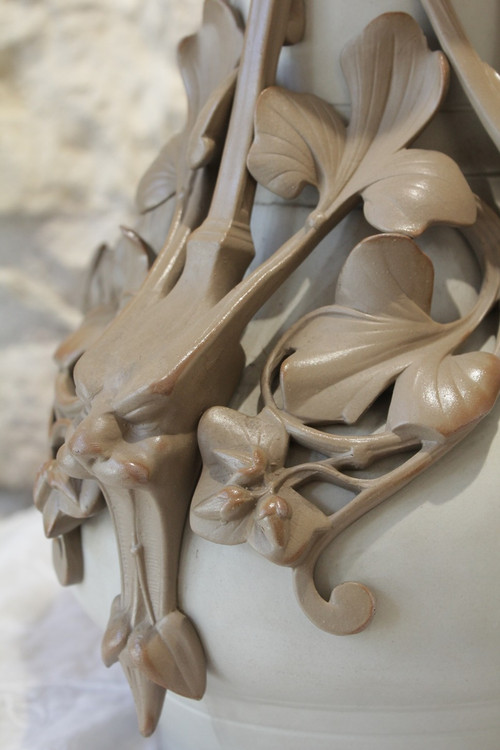 Vaso in gres con rondini e maschere, ceramica di Sarreguemines, fine XIX secolo
