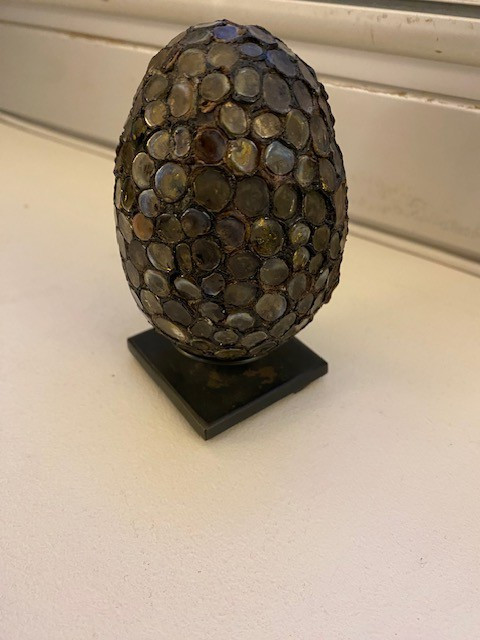 Egg sculpture by Line VAUTRIN