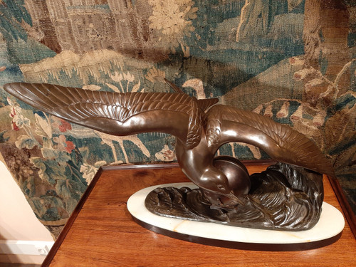 Sculpture en régule patiné représentant une mouette, signée Irénée Rochard.