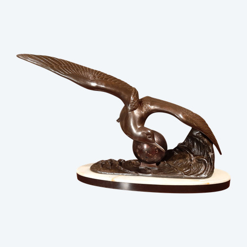 Sculpture en régule patiné représentant une mouette, signée Irénée Rochard.