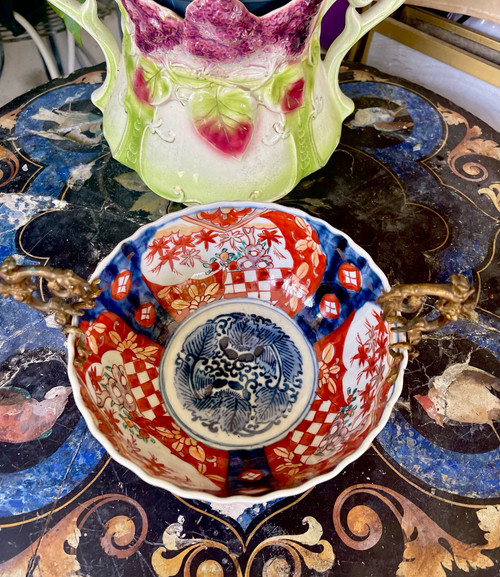 JAPON, PORCELAINE IMARI MONTÉE SUR BRONZE, ÈRE MEIJI, XIXème.