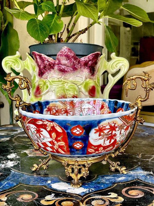 JAPON, PORCELAINE IMARI MONTÉE SUR BRONZE, ÈRE MEIJI, XIXème.