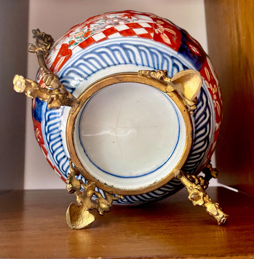 JAPON, PORCELAINE IMARI MONTÉE SUR BRONZE, ÈRE MEIJI, XIXème.