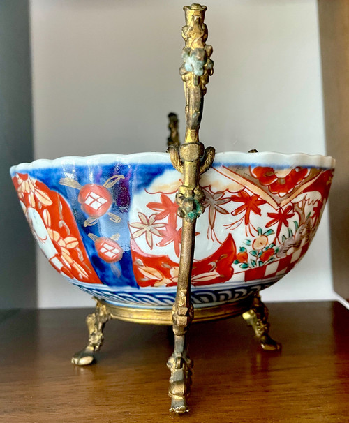 JAPON, PORCELAINE IMARI MONTÉE SUR BRONZE, ÈRE MEIJI, XIXème.