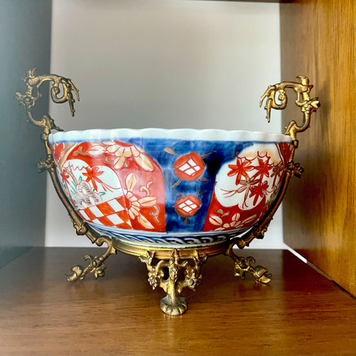 JAPON, PORCELAINE IMARI MONTÉE SUR BRONZE, ÈRE MEIJI, XIXème.