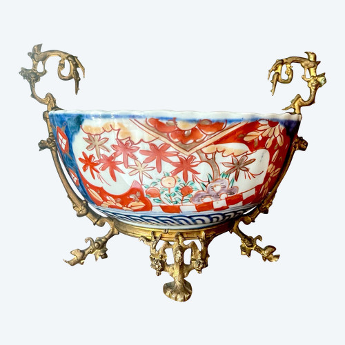 JAPON, PORCELAINE IMARI MONTÉE SUR BRONZE, ÈRE MEIJI, XIXème.