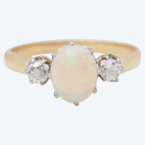 Bague en or jaune, opale ovale et diamants