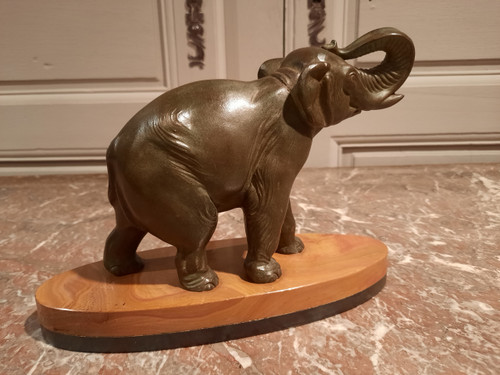 Geregelter Elefant auf Marmorsockel.