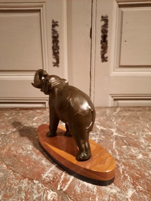 Geregelter Elefant auf Marmorsockel.
