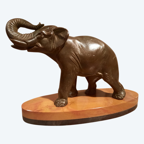 Geregelter Elefant auf Marmorsockel.