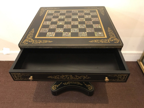 Table à jeux en bois noir et décor de nacre XX ème 