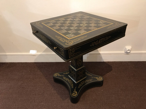 Table à jeux en bois noir et décor de nacre XX ème 
