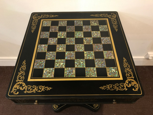 Table à jeux en bois noir et décor de nacre XX ème 