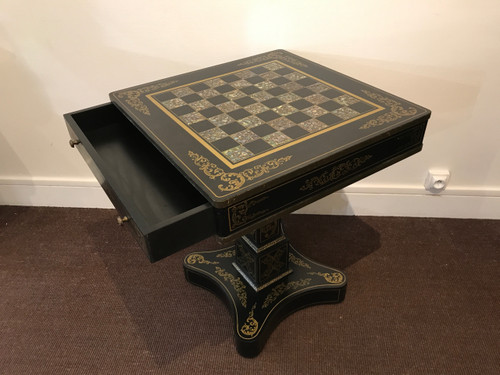 Table à jeux en bois noir et décor de nacre XX ème 