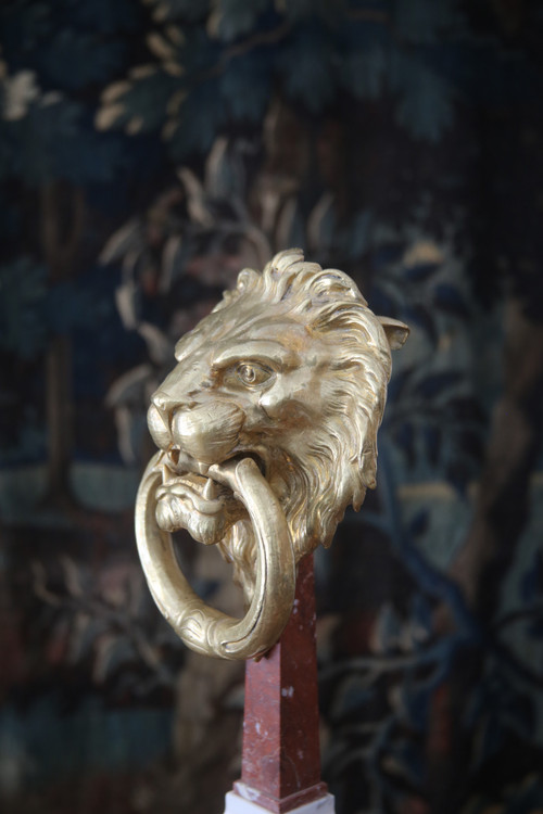Battente in bronzo dorato con testa di leone, opera del XX secolo.