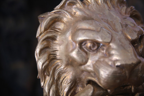 Battente in bronzo dorato con testa di leone, opera del XX secolo.