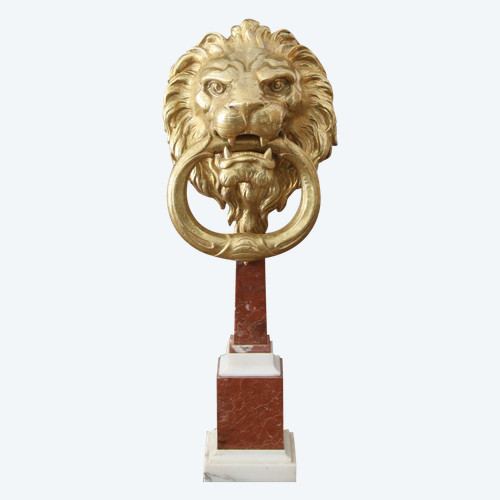 Battente in bronzo dorato con testa di leone, opera del XX secolo.