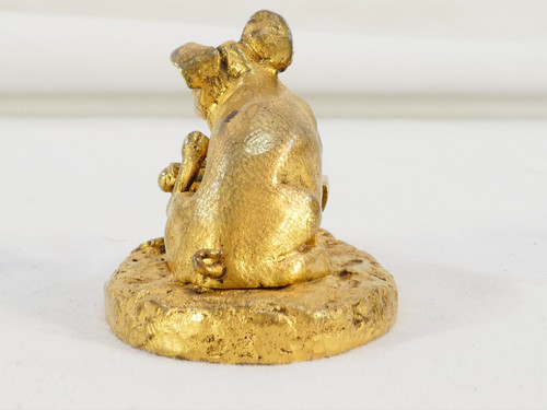 Kleines Schweinchen mit Kübel aus vergoldeter Bronze