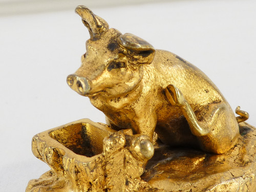 Kleines Schweinchen mit Kübel aus vergoldeter Bronze
